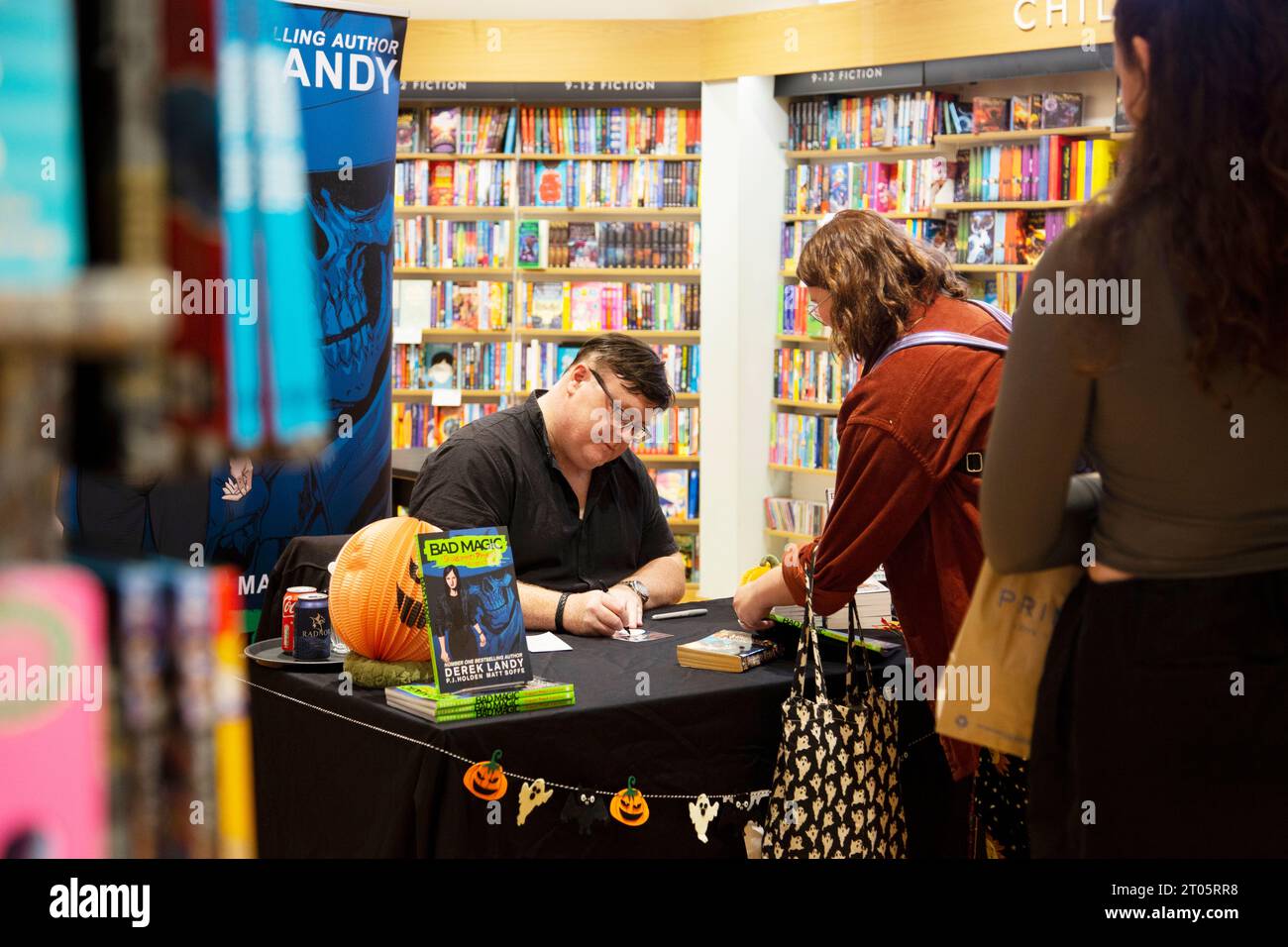 Derek Landy irischer Autor, Drehbuchautor und Autor von The Skulduggery Pleasant Books erscheint bei Waterstones in Exeter Stockfoto