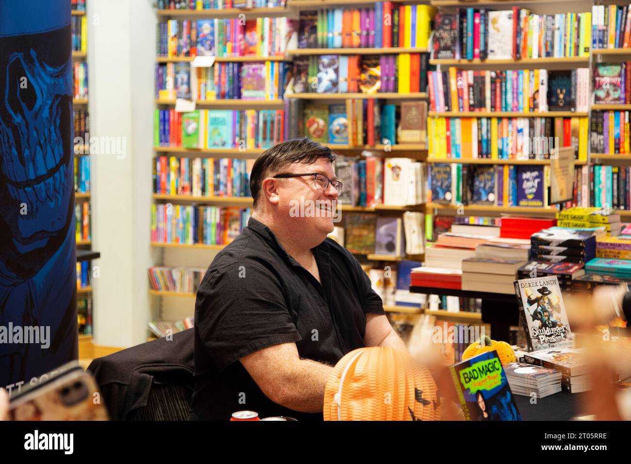 Derek Landy irischer Autor, Drehbuchautor und Autor von The Skulduggery Pleasant Books erscheint bei Waterstones in Exeter Stockfoto