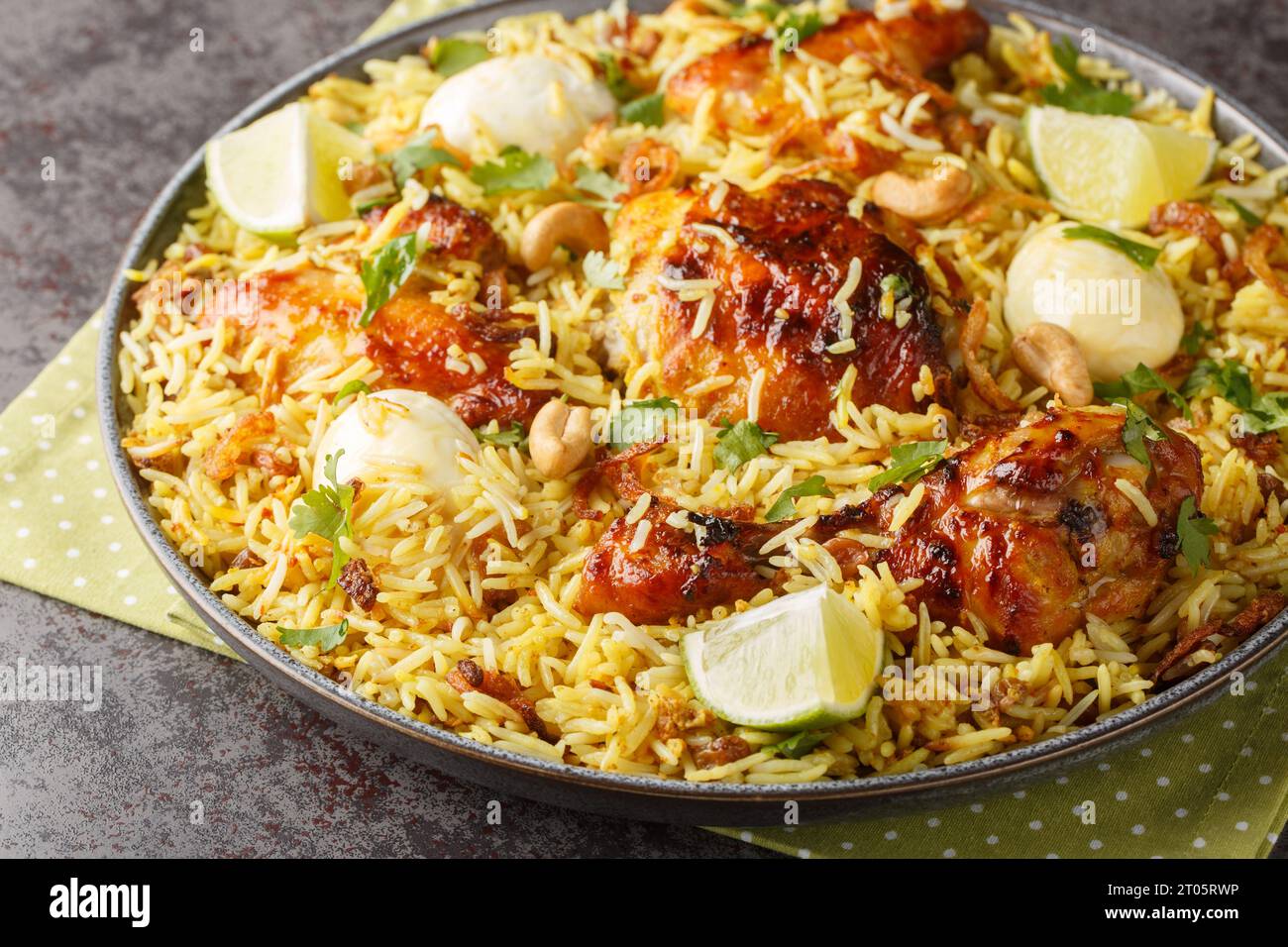 Würziger Hühnerpulao, Polao, Biryani, mandi, Kakchi mit Eiernaht auf dem Teller auf dem Tisch. Horizontal Stockfoto