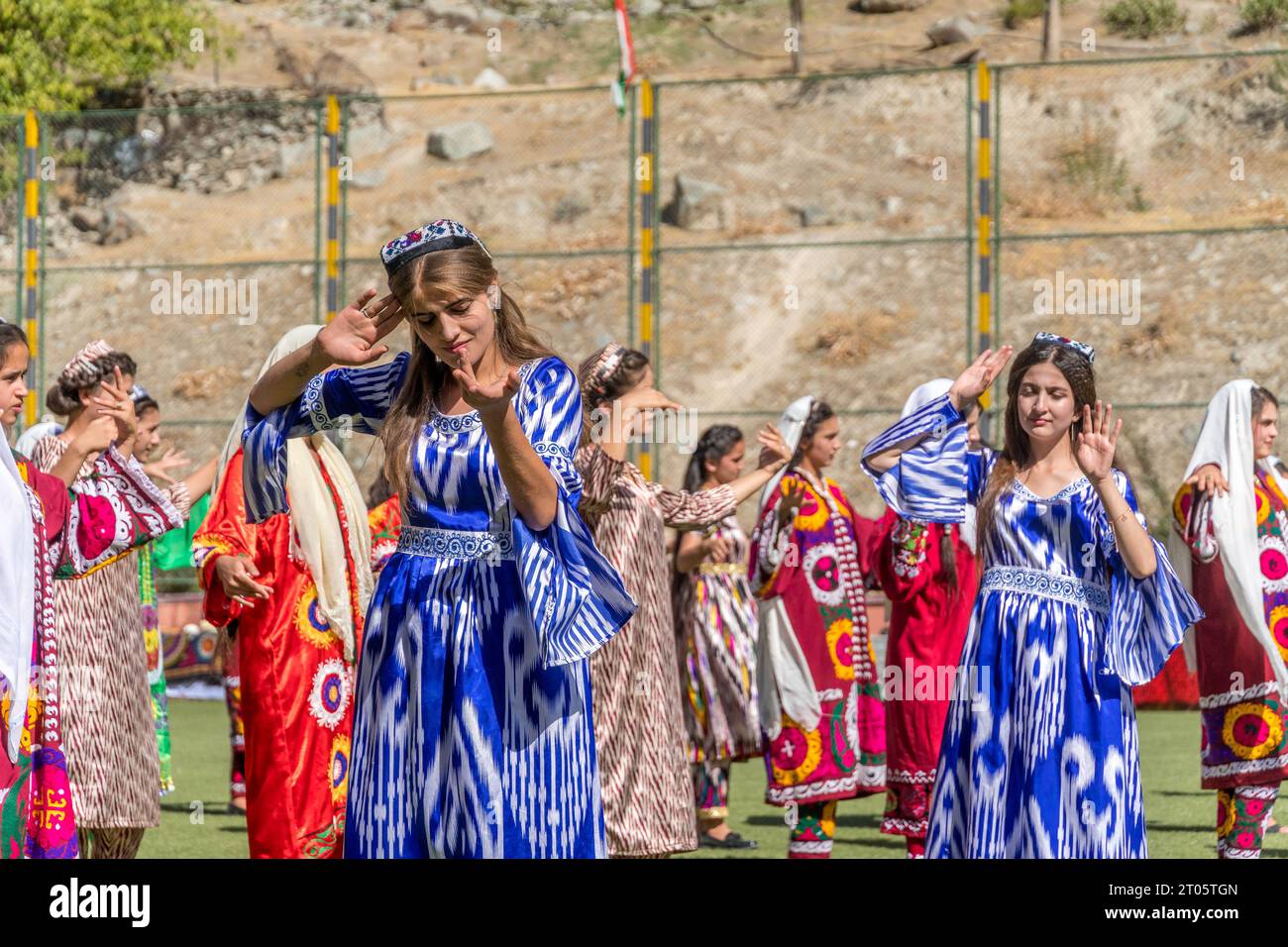 Die tadschikischen Mädchen in bunten nationalen Outfits tanzen während des Tadschikistan Unabhängigkeitstages in der Provinz Gorno-Badakhshan. Stockfoto