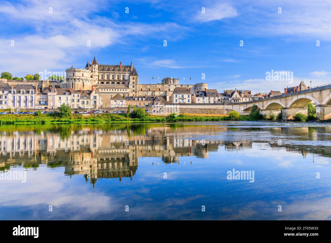 Amboise, Frankreich. Die ummauerte Stadt und das Schloss von Amboise spiegeln sich in der Loire wider. Stockfoto