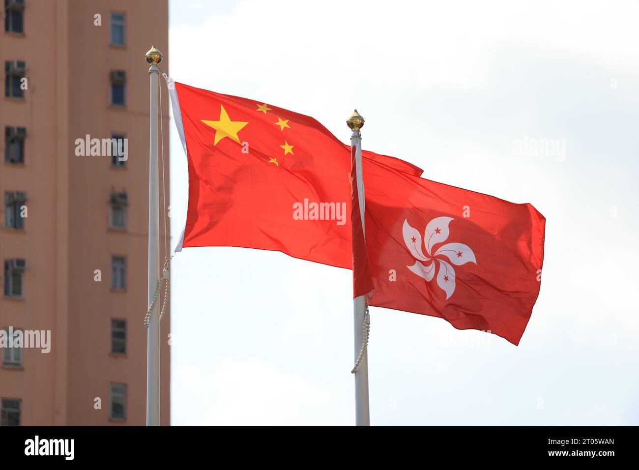 Chinesische und hongkong-Flagge, die bei der Feier des 74. Jahrestages der Volksrepublik China mit der Real esta errichtet wurde Stockfoto