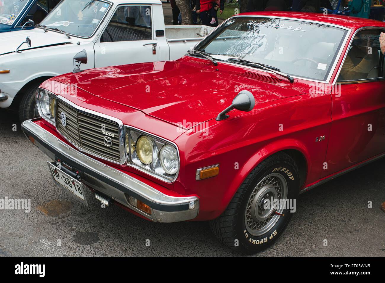 '77 Mazda 929 Hardtop bei einer klassischen Kutschshow - Talagante, Chile - 01. Oktober 2023 Stockfoto