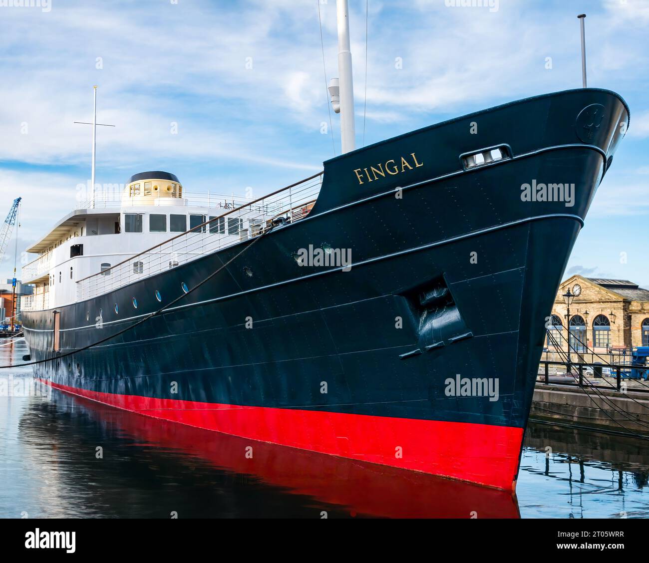 Schwimmendes Luxushotel MV Fingal, ehemaliges Leuchtturmschiff in Alexandra Dock, Leith Harbour, Edinburgh, Schottland, Großbritannien Stockfoto