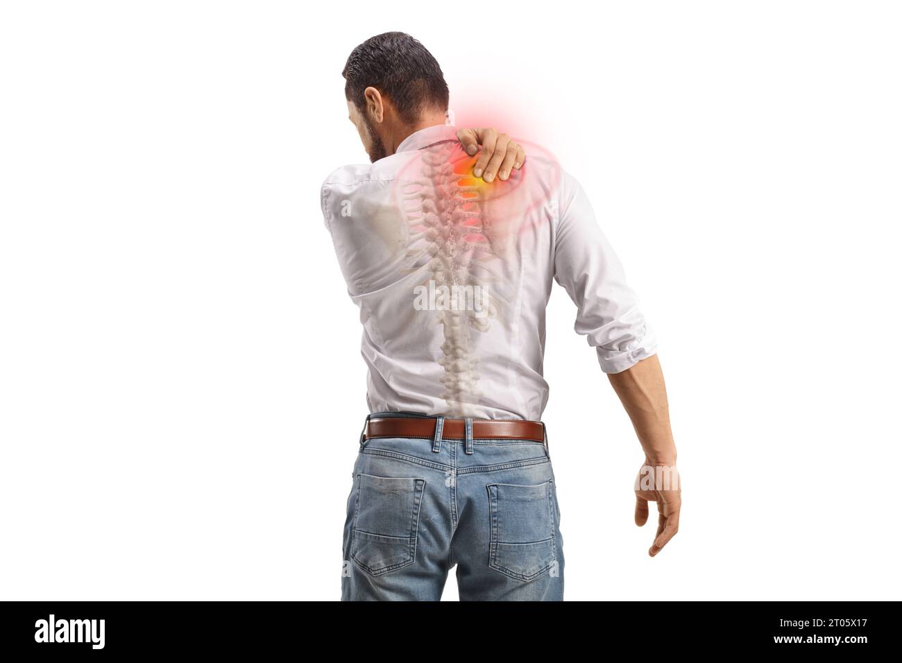 Rückansicht eines Mannes mit Schmerzen im oberen Rücken, der einen roten Punkt auf weißem Hintergrund hält Stockfoto