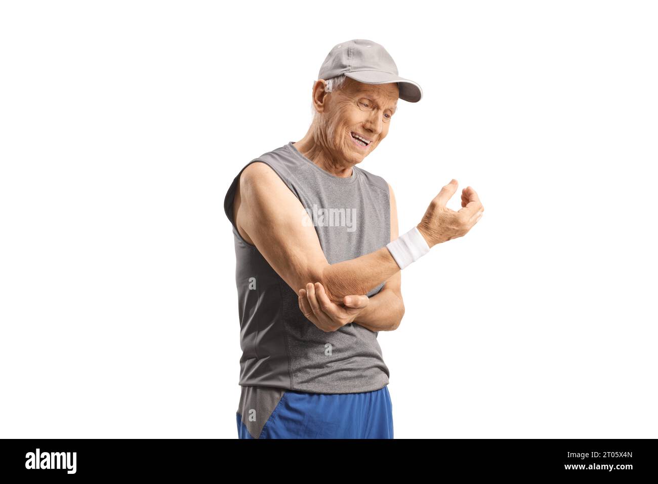 Älterer Mann in Sportbekleidung mit schmerzhaftem Ellbogen isoliert auf weißem Hintergrund Stockfoto
