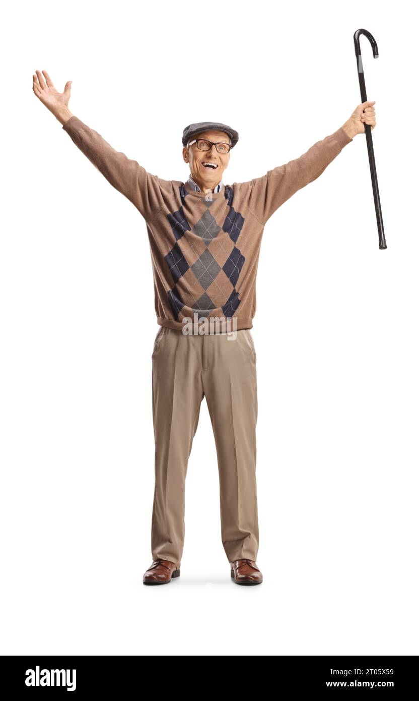 Glücklicher älterer Mann, der einen Gehstock isoliert auf weißem Hintergrund erhebt Stockfoto