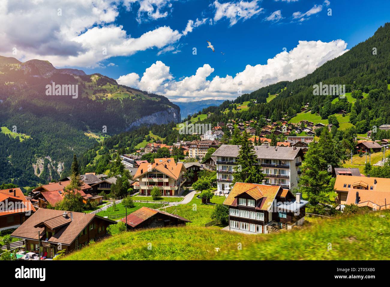 Stadtbild des Dorfes Wengen am Rande des Lauterbrunnen-Tals. Traditionelle lokale Häuser im Dorf Wengen im Stadtteil Interlaken in Bern Stockfoto