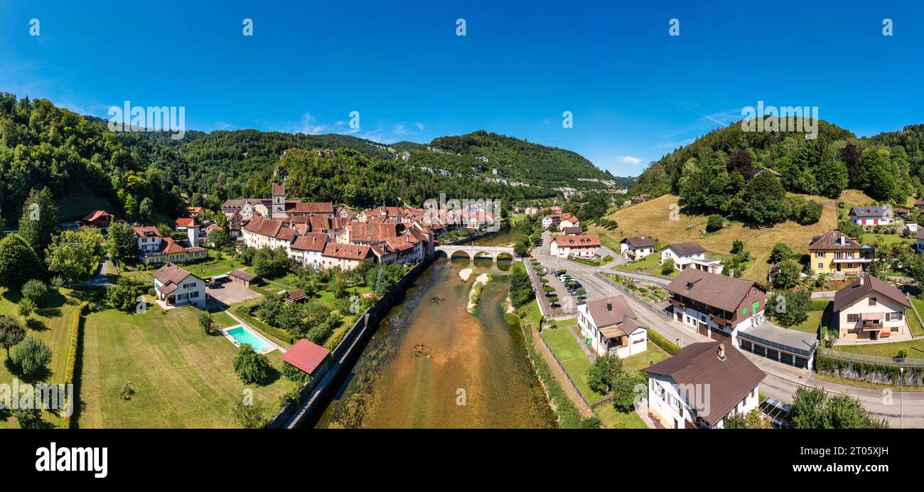 Malerisches Schweizer Dorf Saint-Ursanne am Doubs River, Schweiz. Dorf Saint-Ursanne im Bezirk Porrentruy im Kanton Jura, Stockfoto