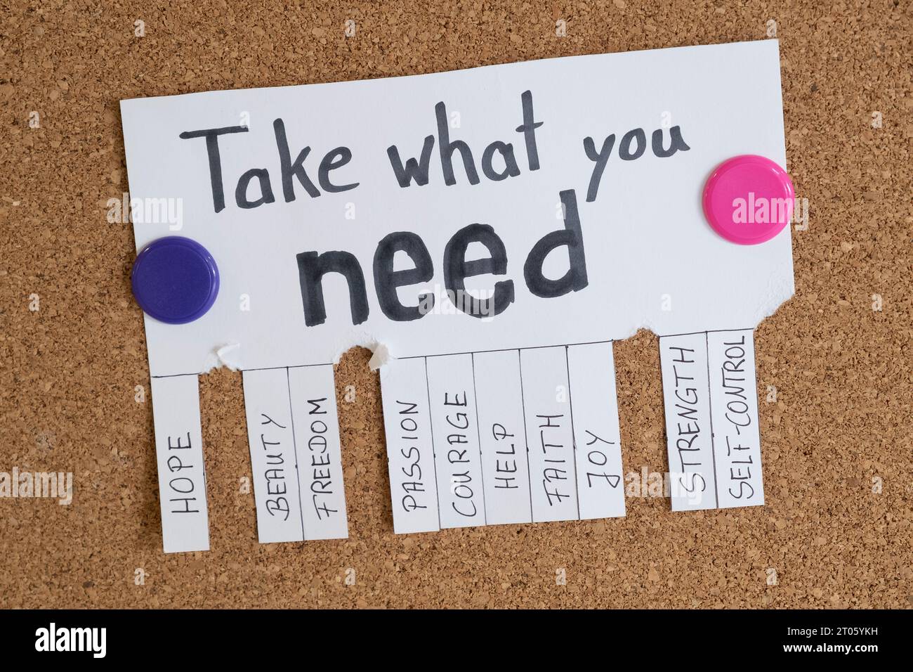Ein Stück Papier mit der Nachricht "Nimm, was du brauchst" hängt an einem Korkbrett. Die folgenden Alternativen stehen zum Abreißen zur Verfügung Stockfoto