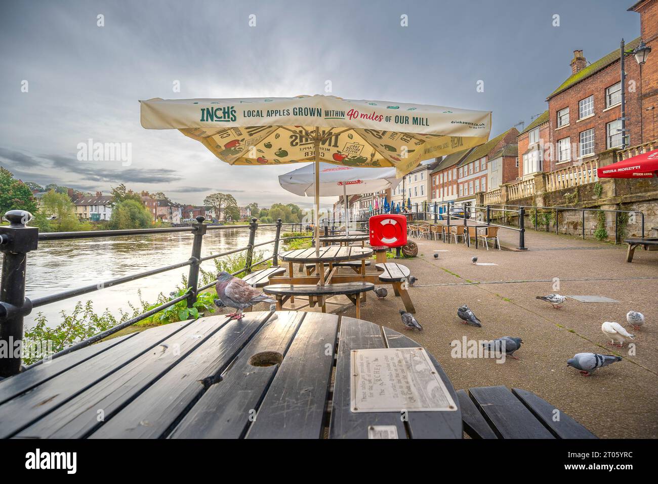 Leere Kaffeebar-Tische vor Geschäften am Fluss Severn, Bewdley, während der Hochwasserschutzarbeiten an der Beales-Ecke. Stockfoto