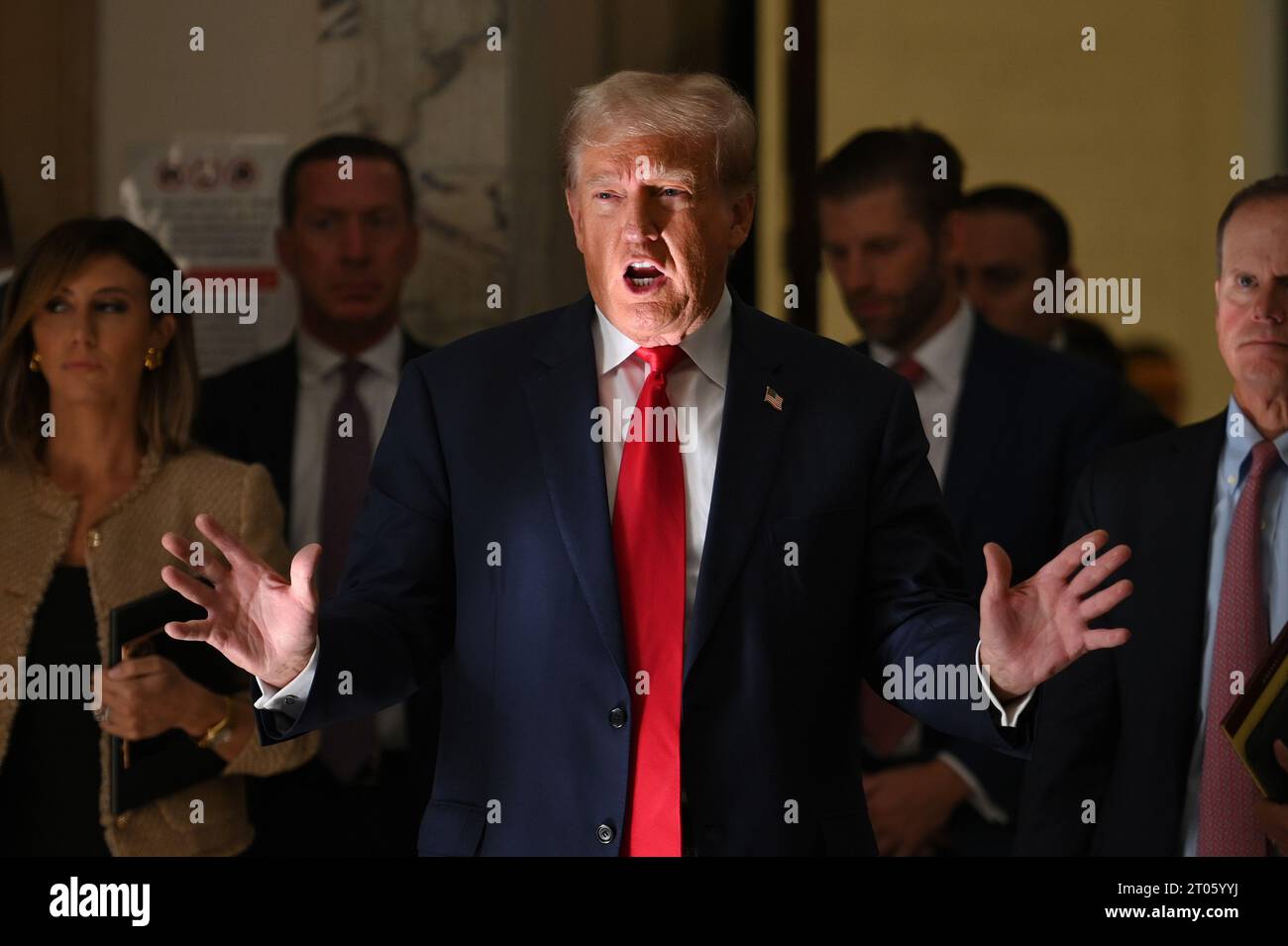 New York, USA. Oktober 2023. Der ehemalige US-Präsident Donald Trump spricht während einer Pause vor dem Mittagessen am dritten Tag seines Zivilbetrügerprozesses am Obersten Gerichtshof von Manhattan, New York, NY, 4. Oktober. 2023. Trump wurde von Richter Arthur Engoron eine Knebel-Anordnung erlassen, nachdem Trump den Gerichtsbeamten in den sozialen Medien angegriffen hatte. (Foto: Anthony Behar/SIPA USA) Credit: SIPA USA/Alamy Live News Credit: SIPA USA/Alamy Live News Stockfoto