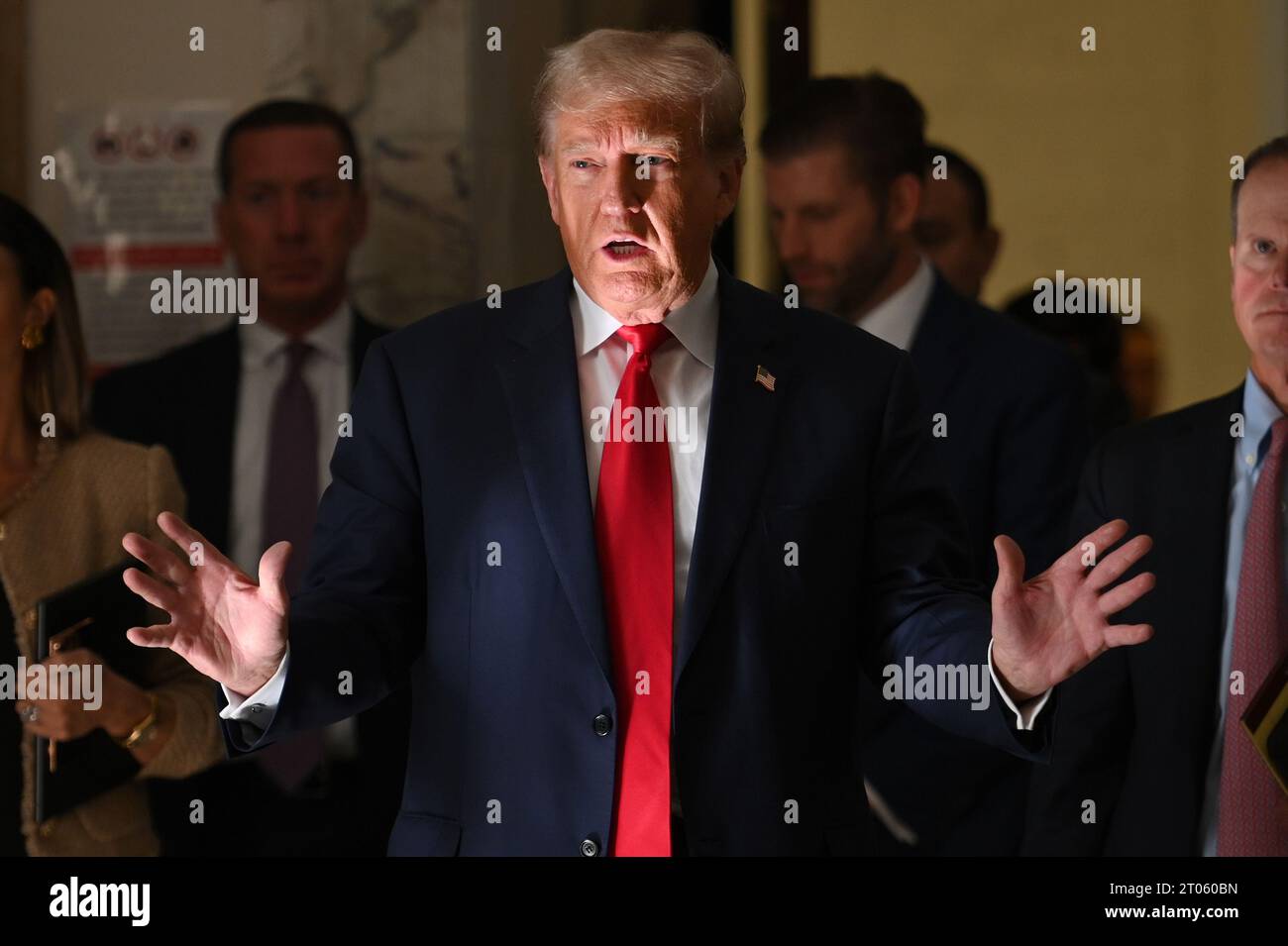 New York, USA. Oktober 2023. Der ehemalige US-Präsident Donald Trump spricht während einer Pause vor dem Mittagessen am dritten Tag seines Zivilbetrügerprozesses am Obersten Gerichtshof von Manhattan, New York, NY, 4. Oktober. 2023. Trump wurde von Richter Arthur Engoron eine Knebel-Anordnung erlassen, nachdem Trump den Gerichtsbeamten in den sozialen Medien angegriffen hatte. (Foto: Anthony Behar/SIPA USA) Credit: SIPA USA/Alamy Live News Credit: SIPA USA/Alamy Live News Stockfoto