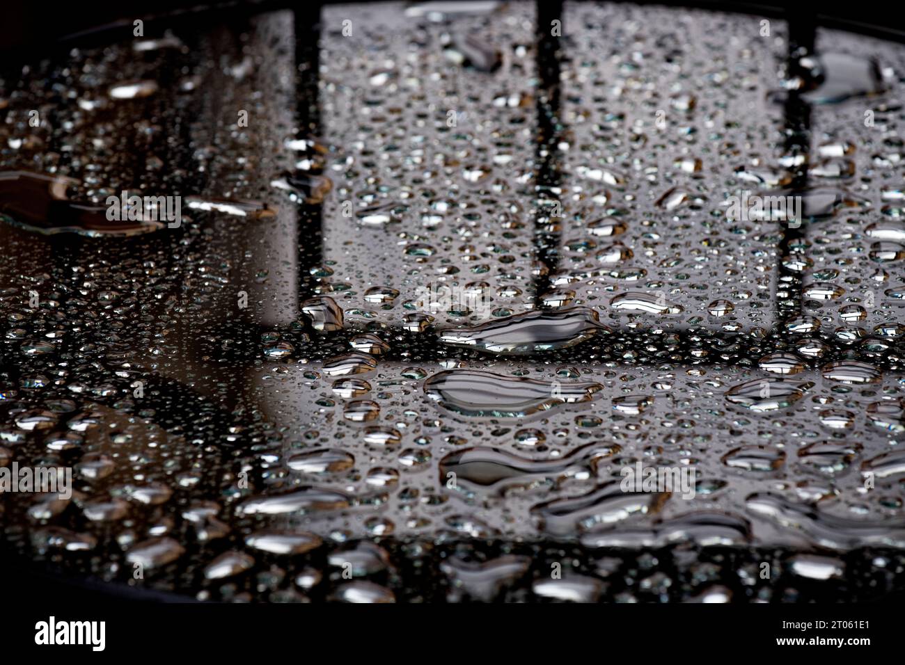 Rain Water on Table Bologna in Emilia-Romagna in Norditalien September 2023 Wiki: Ist eine Stadt in und Hauptstadt der Region Emilia-Romagna in Norditalien Stockfoto
