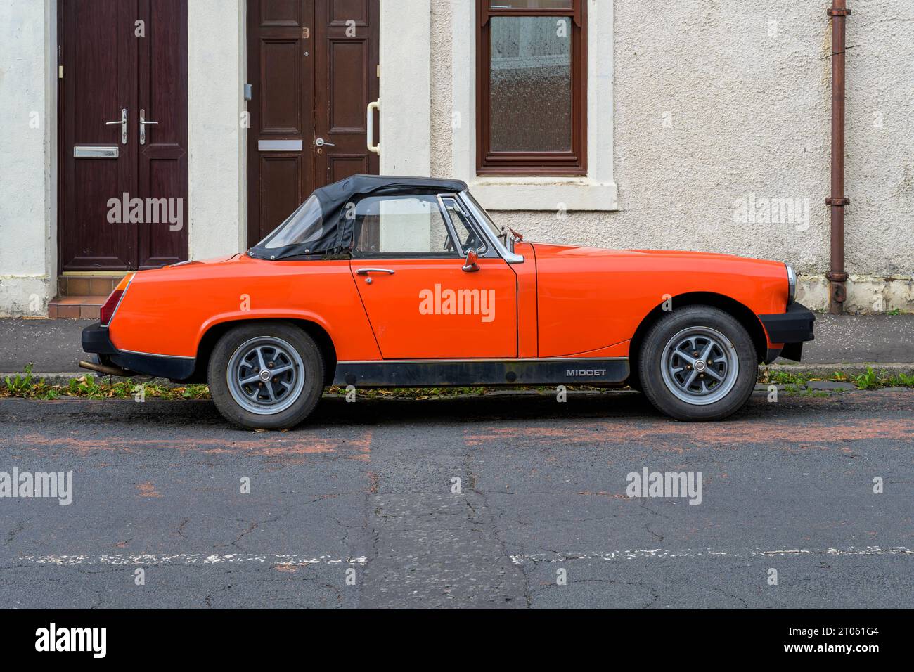 Ein MG Midget Soft-Top-Auto, das auf einer Straße geparkt wurde, Großbritannien, Europa Stockfoto