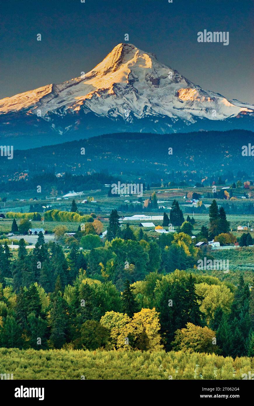 Mount Hood bei Sonnenaufgang vom Panorama Point County Park in Hood River, Oregon, USA Stockfoto