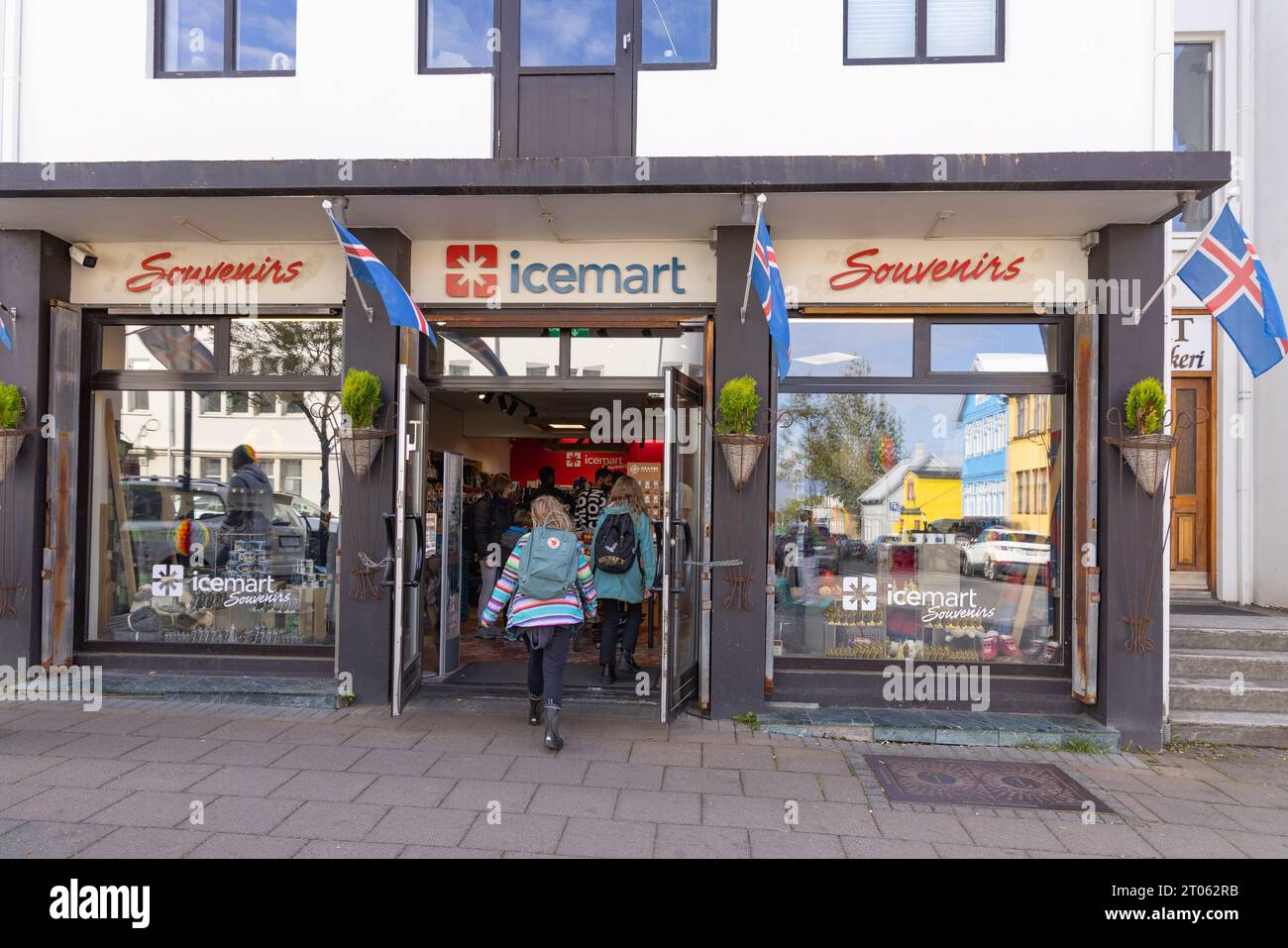 Island Geschenke und Souvenirs - Touristen, die in einen Icemart Souvenirladen gehen und Geschenke und Souvenirs aus Island verkaufen. Island Tourismus. Stockfoto