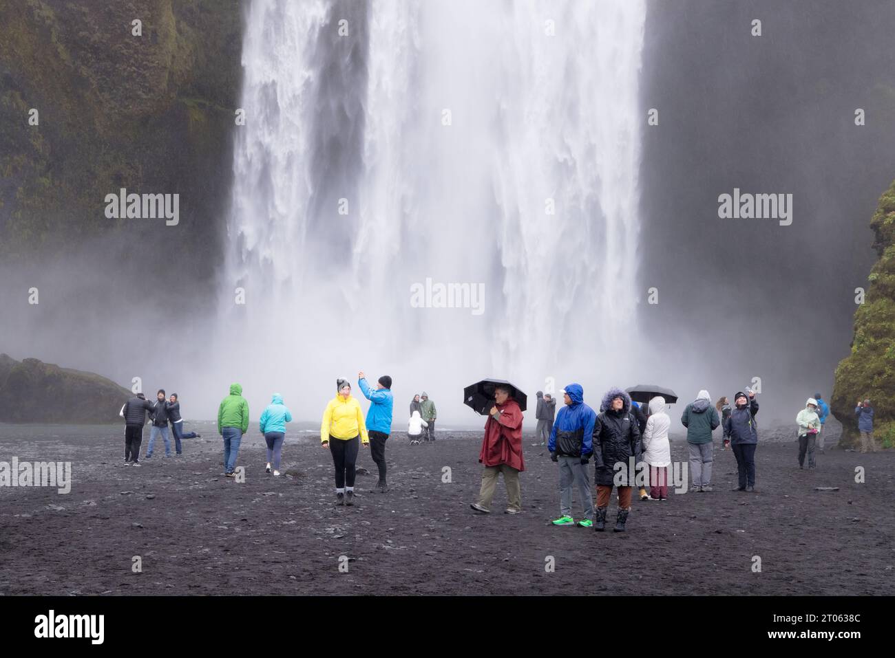 Skogafoss Wasserfall Island - Touristen am Wasserfall auf der Island South Coast Tour, Island Europa Stockfoto
