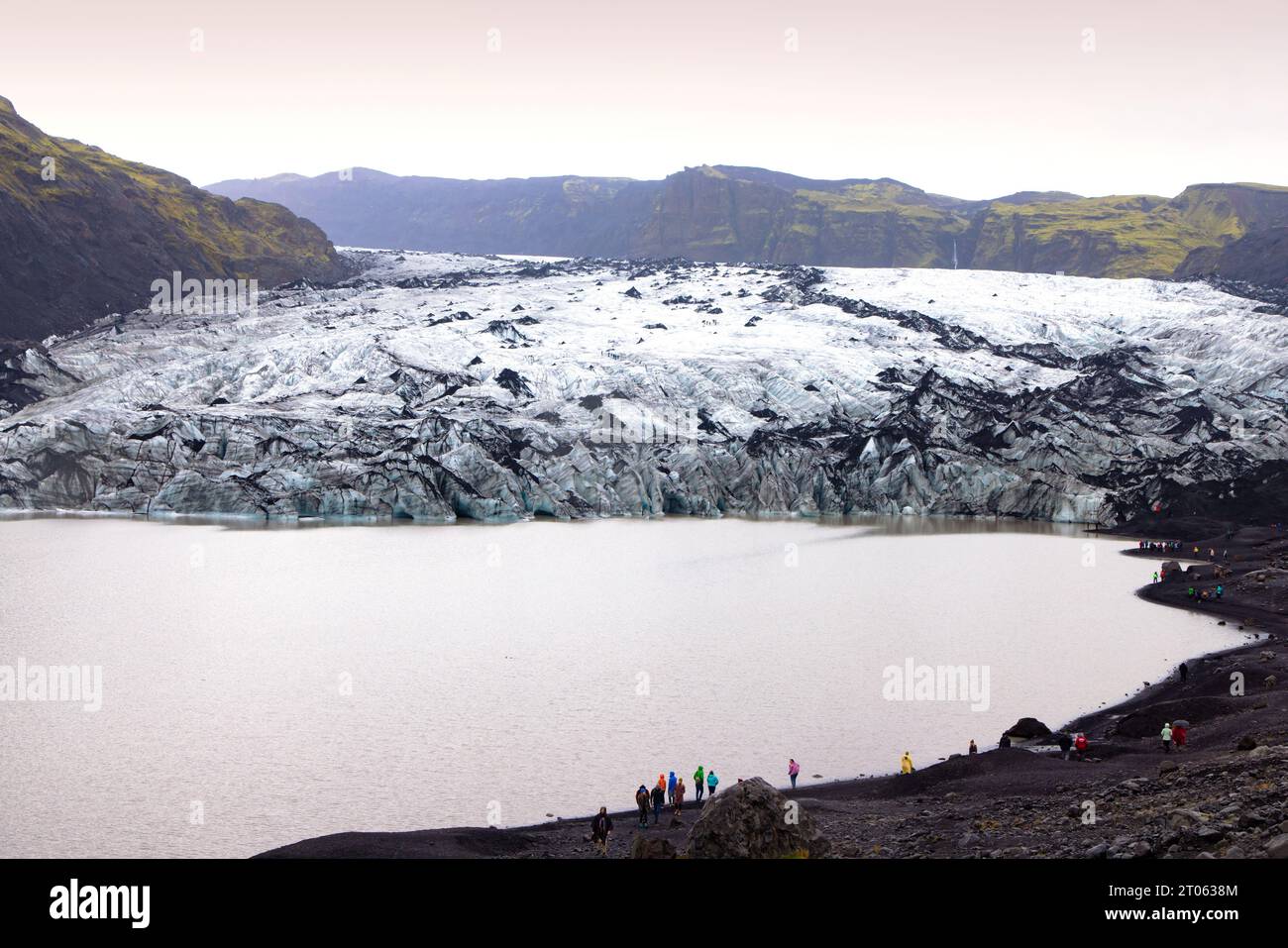 Isländische Landschaft; Morgenlicht am Sólheimajökull-Gletscher, an der südisländischen Küste, Island Europa Stockfoto