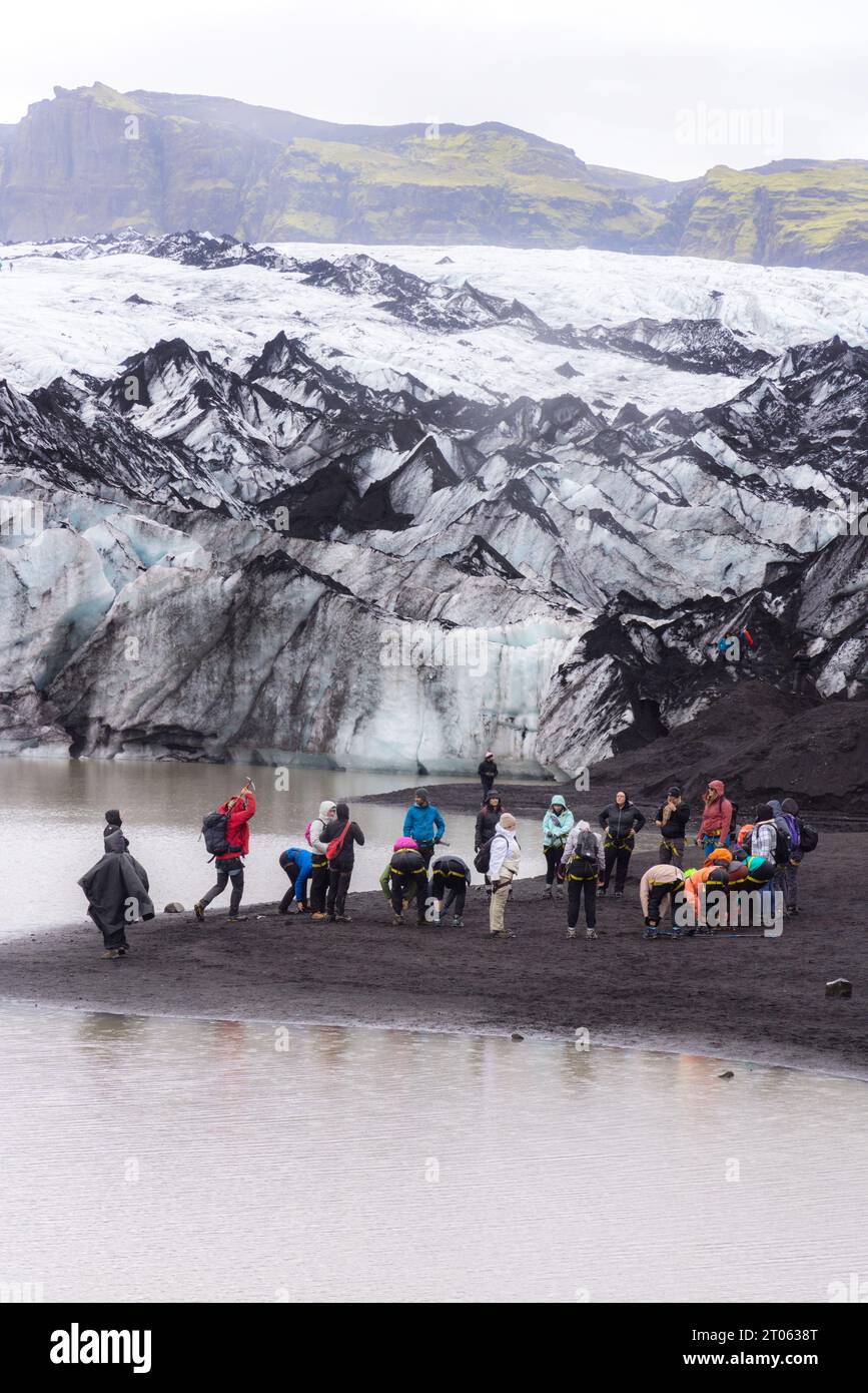 Island Touristen - Tourismus am Sólheimajökull Gletscher, Teil der Island Südküste Tour, Island Europa. Beispiel für Island Travel Stockfoto