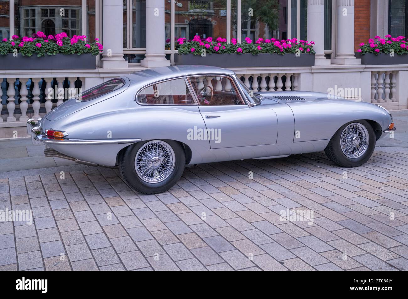 1960er E-Type JAG, Jaguar, geparkt in London. Es ist in makellosem Zustand und ein ausgezeichnetes Beispiel. Stockfoto