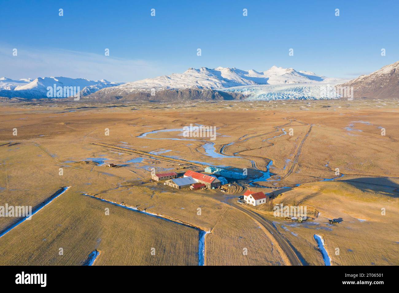 Blick aus der Vogelperspektive über die Farm auf Haukafell in der Nähe von Falljökull im Winter, einer von vielen Ausströmgletschern des Vatnajökull/Vatna-Gletschers in Austurland, Island Stockfoto