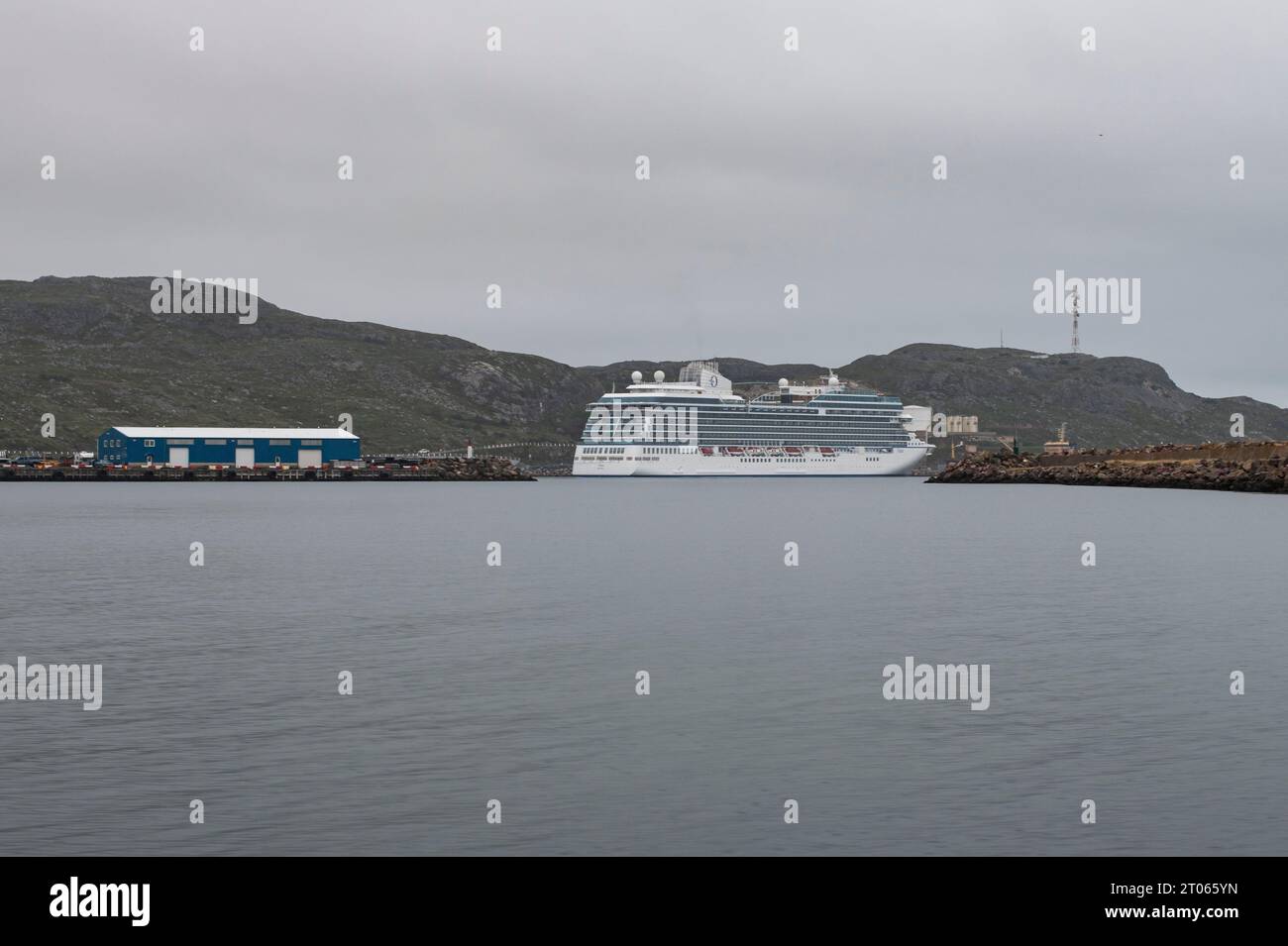 Kreuzfahrtschiff legt in St. Pierre, Frankreich Stockfoto