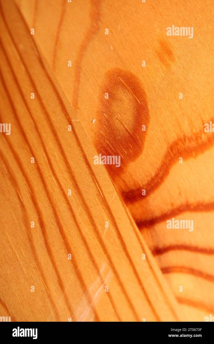 Hölzerne fehlende braune Oberfläche Makro Schließen abstrakte Texturplatte aus Kiefernholz mit einem Ast Auge Knoten Loch Hintergrund brauner gelber hölzerner Stock Foto Stockfoto