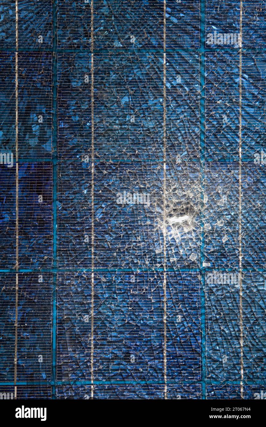Defektes, zersplittertes Photovoltaik-Modul Stockfoto