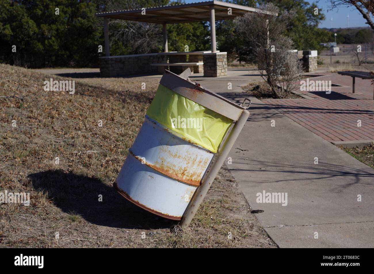Mülltonne an einer Raststätte in der Nähe von Goldthwaite, Texas Stockfoto