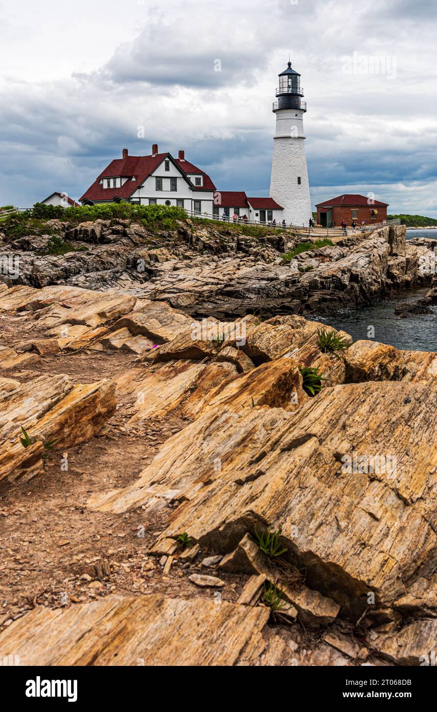 Der Portland Head Lighthouse befindet sich an der felsigen New England Küste des Atlantiks in Cape Elizabeth, Maine. Stockfoto