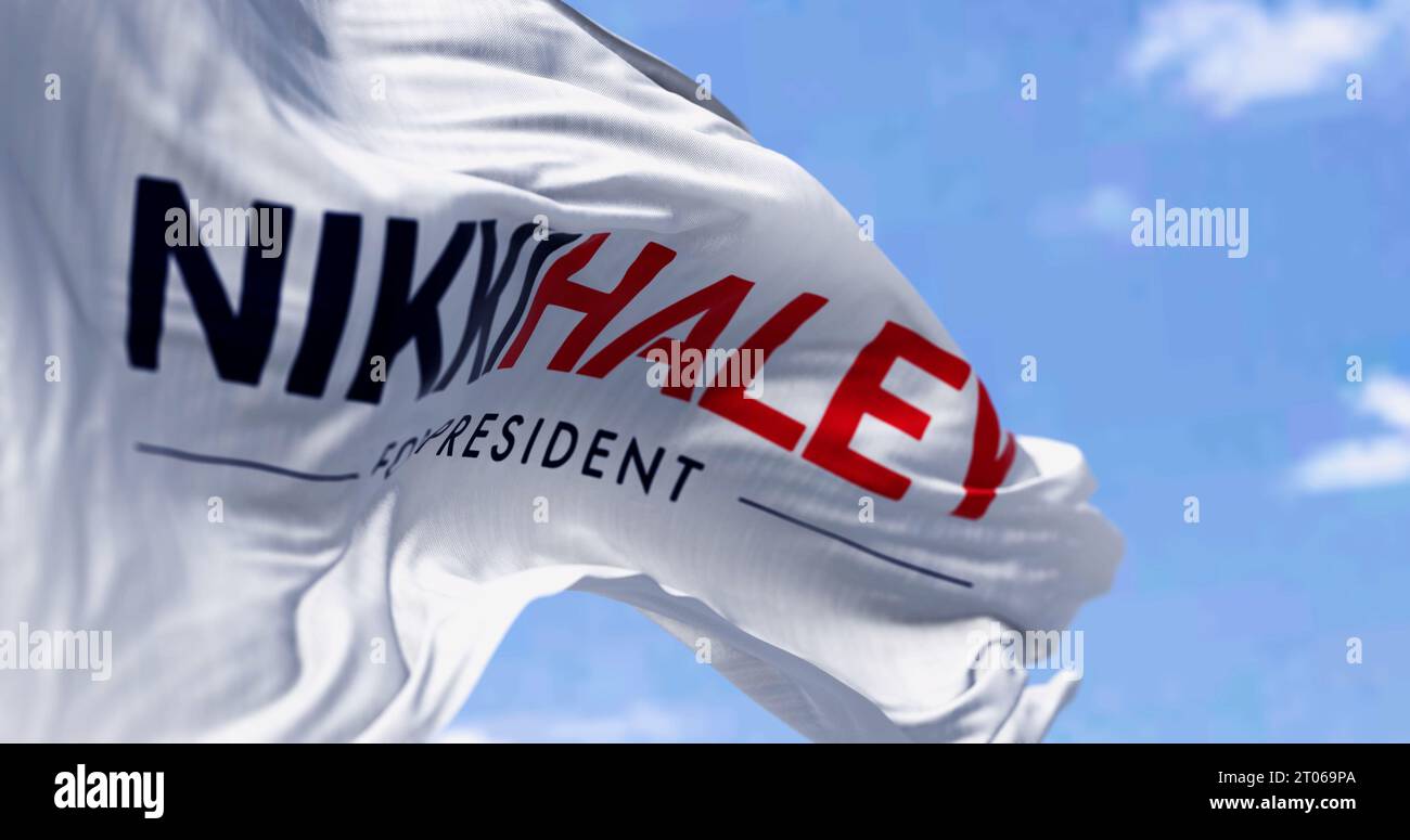 Charleston, USA, 15. Juni 2023: Nikki Haley 2024 Präsidentschaftswahlkampffahne winkt an einem klaren Tag im Wind. Illustrierende redaktionelle 3D-Illustration Stockfoto