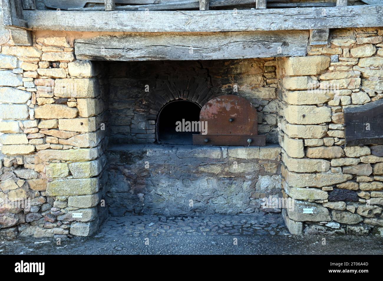 Gemeindeofen im Ortsteil Urval in der französischen Dordogne. Der Standort des Ofens geht auf feudale Zeiten und Bräuche im Mittelalter zurück. Stockfoto