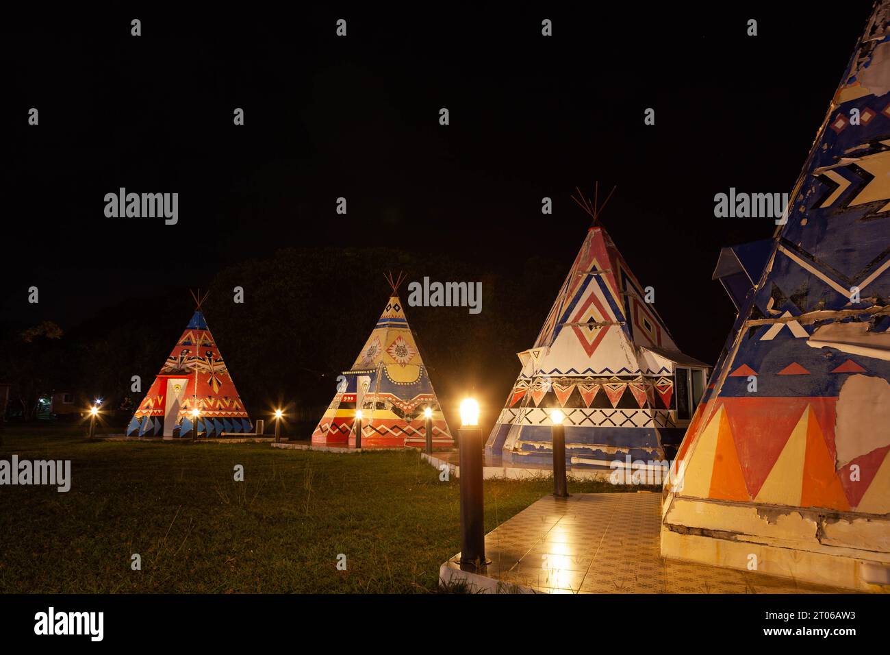 Tippi-ähnliche Hütten in Lampang, Nordthailand, nachts beleuchtet. Stockfoto