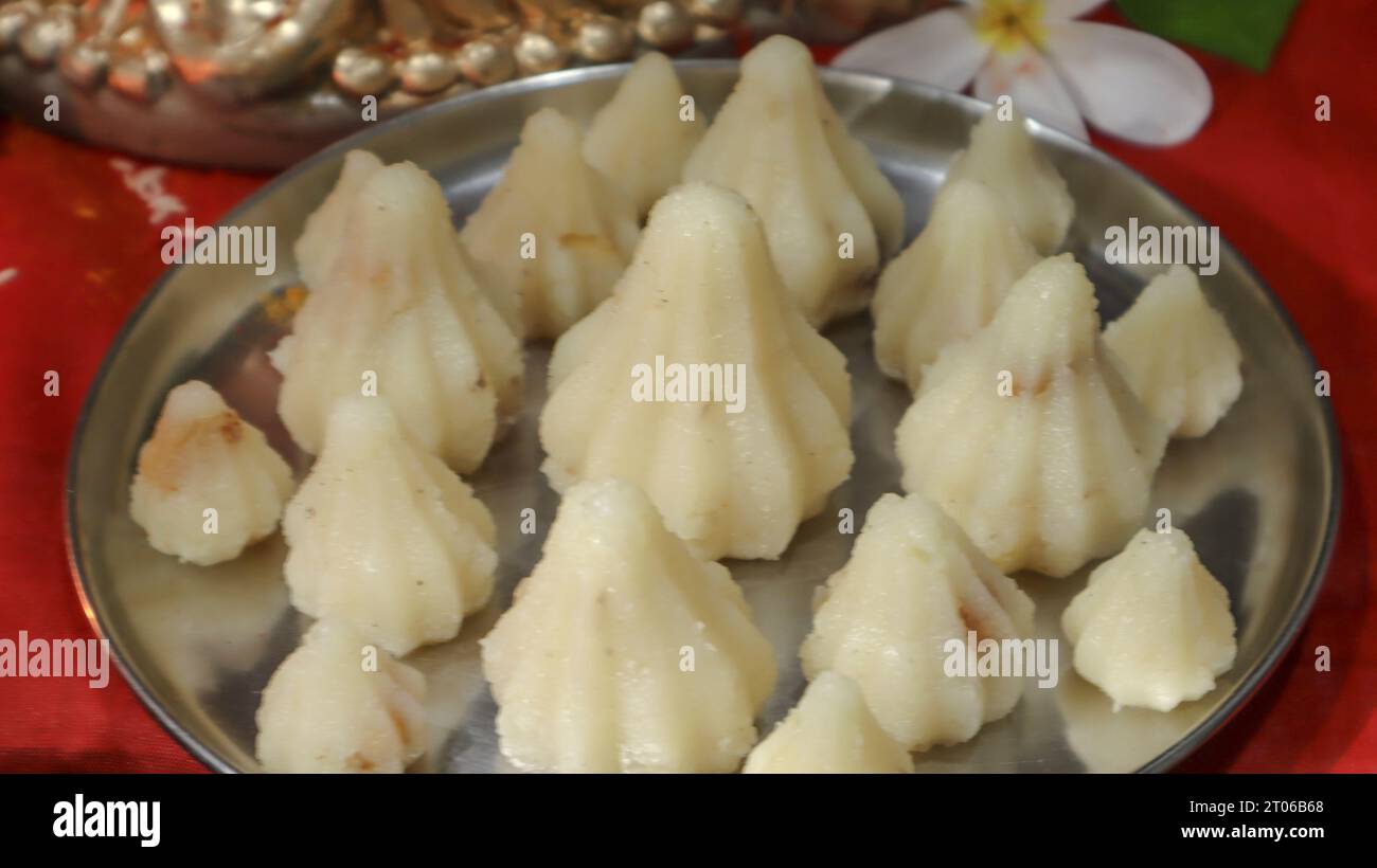 Traditionelle Modak, indische Süßigkeiten, die Gott Ganesha während des Ganesh Chaturthi Festivals in Indien angeboten werden. Indische süße Knödel. Rava modak mit trockenen Früchten, Stockfoto