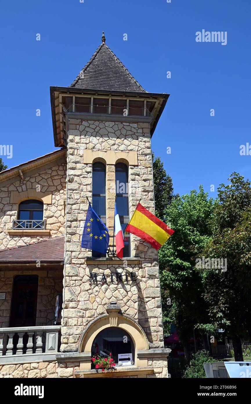 Die Mairie (ähnlich einem Rathaus) in der Stadt Les Eyzies de Tayac in der französischen Dordogne. Ein Maire ist eine wichtige politische Figur. Stockfoto