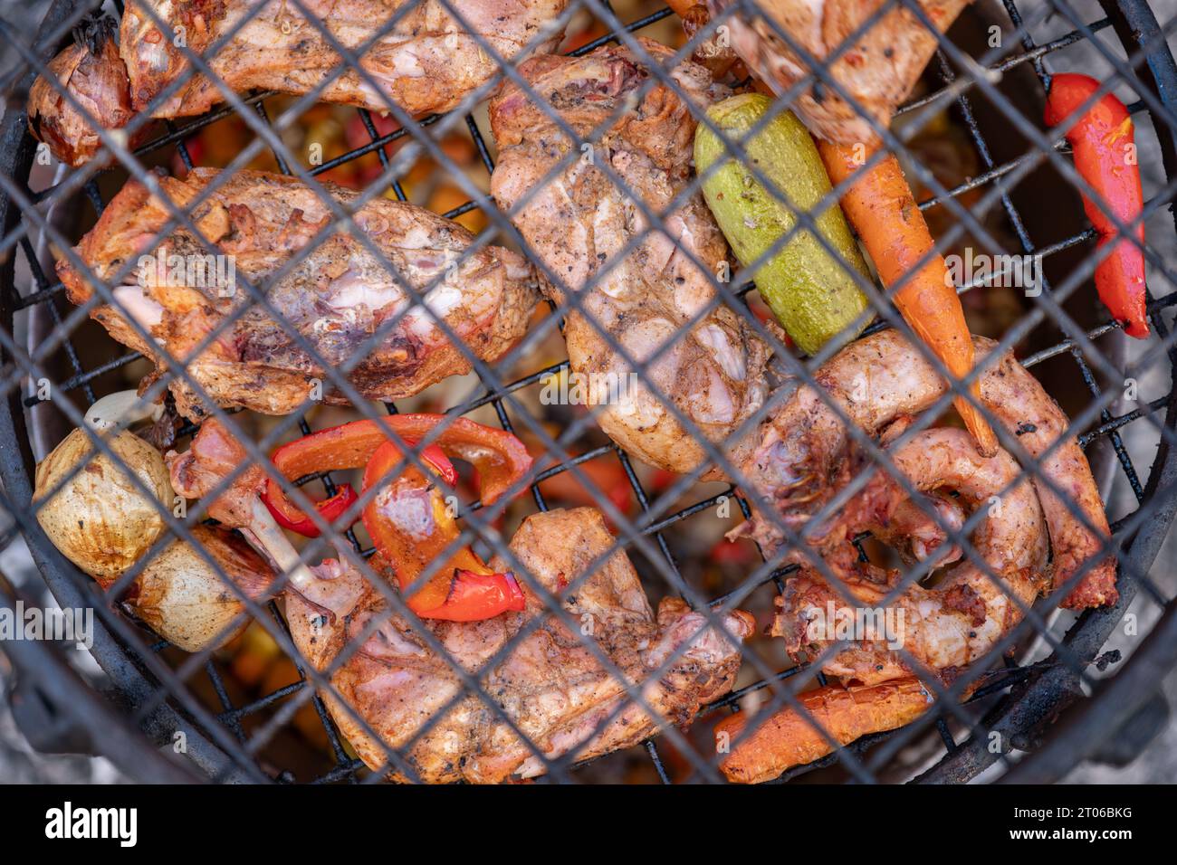 Zurbian Dinner. Das Fass wurde freigelegt und ist fertig und gut gekocht. Es enthält Huhn, Gemüse und Reis. Sie wird auf einem Drahtgestell A platziert Stockfoto