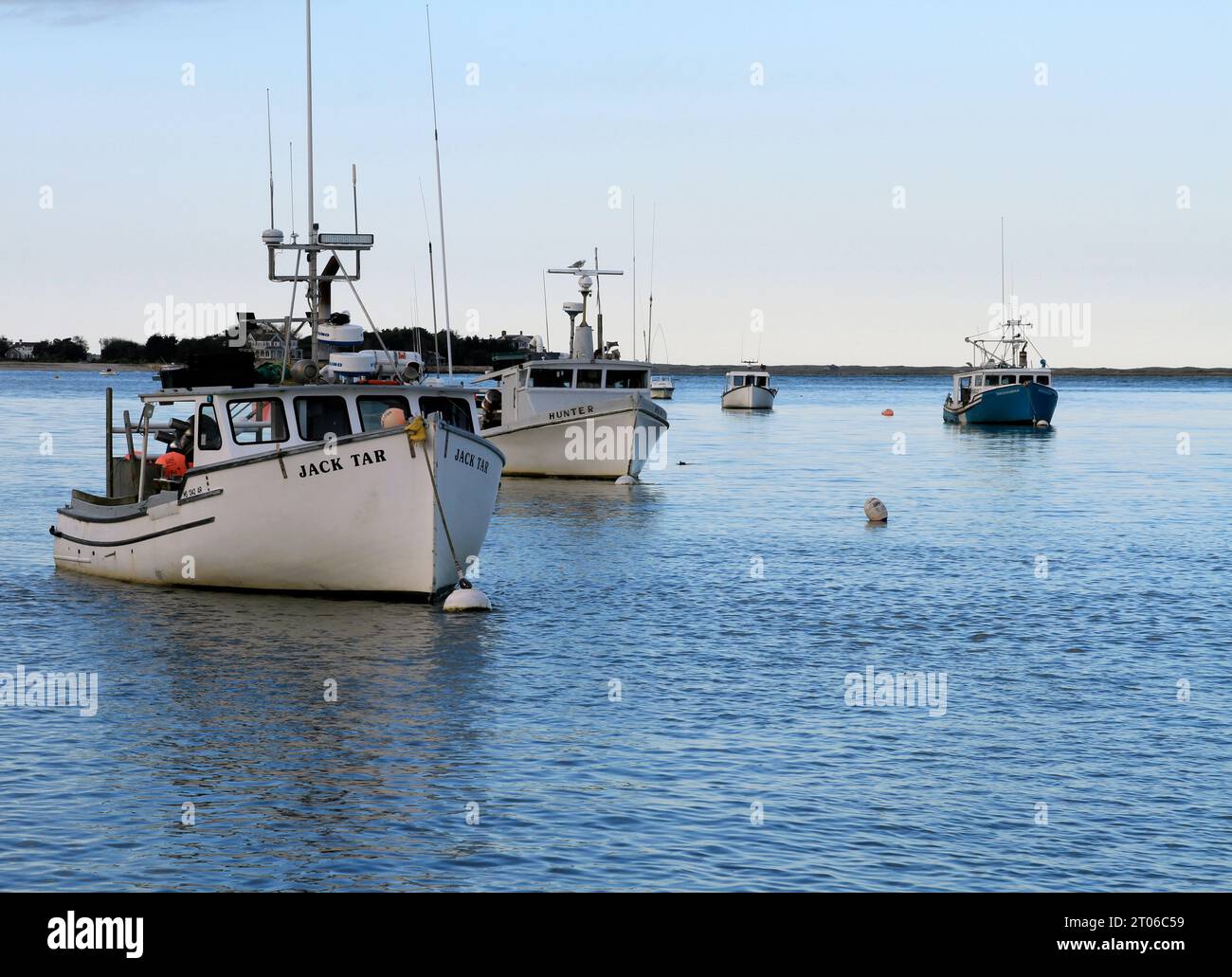 Kommerzielle Schleppnetzfischer vor Anker in Chatham Harbor, Chatham, Massachusetts, auf Cape Cod Stockfoto