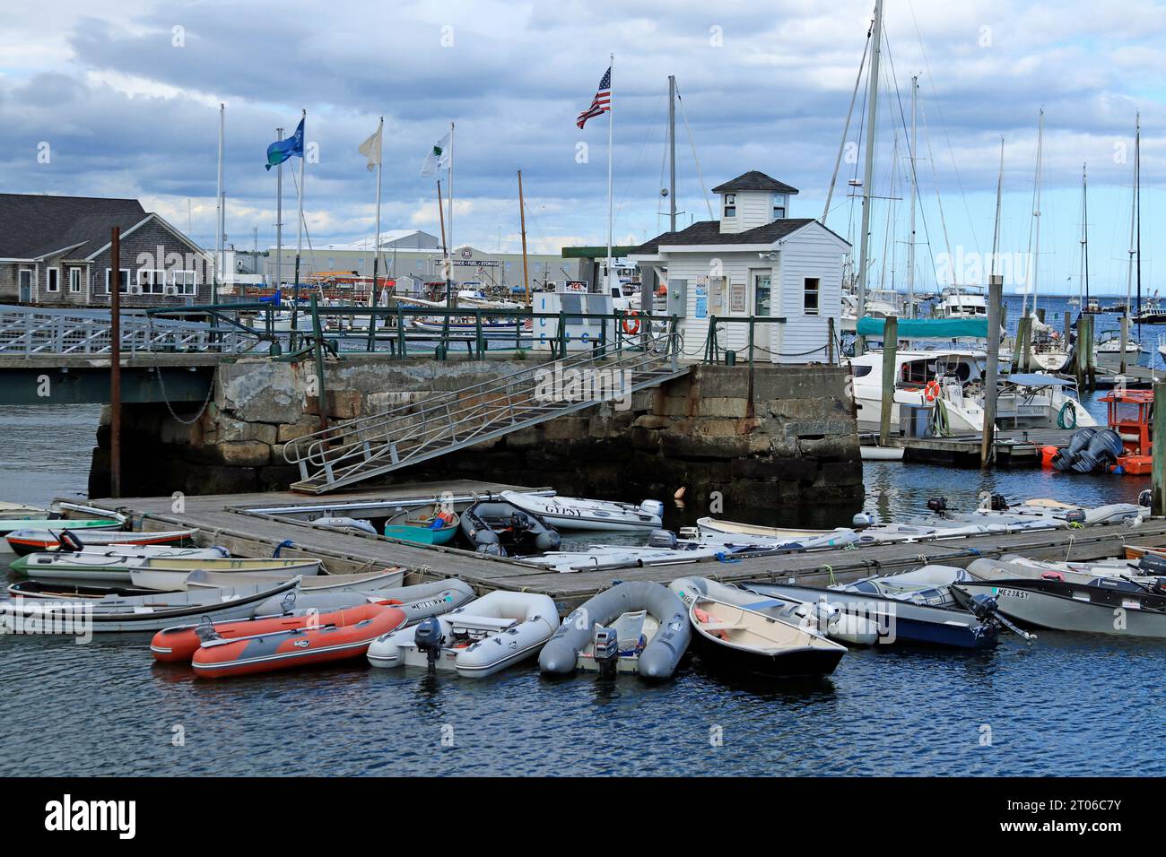Ruderboote und Jollen liegen am Public Landing Dock in Rockland Harbor, Maine Stockfoto