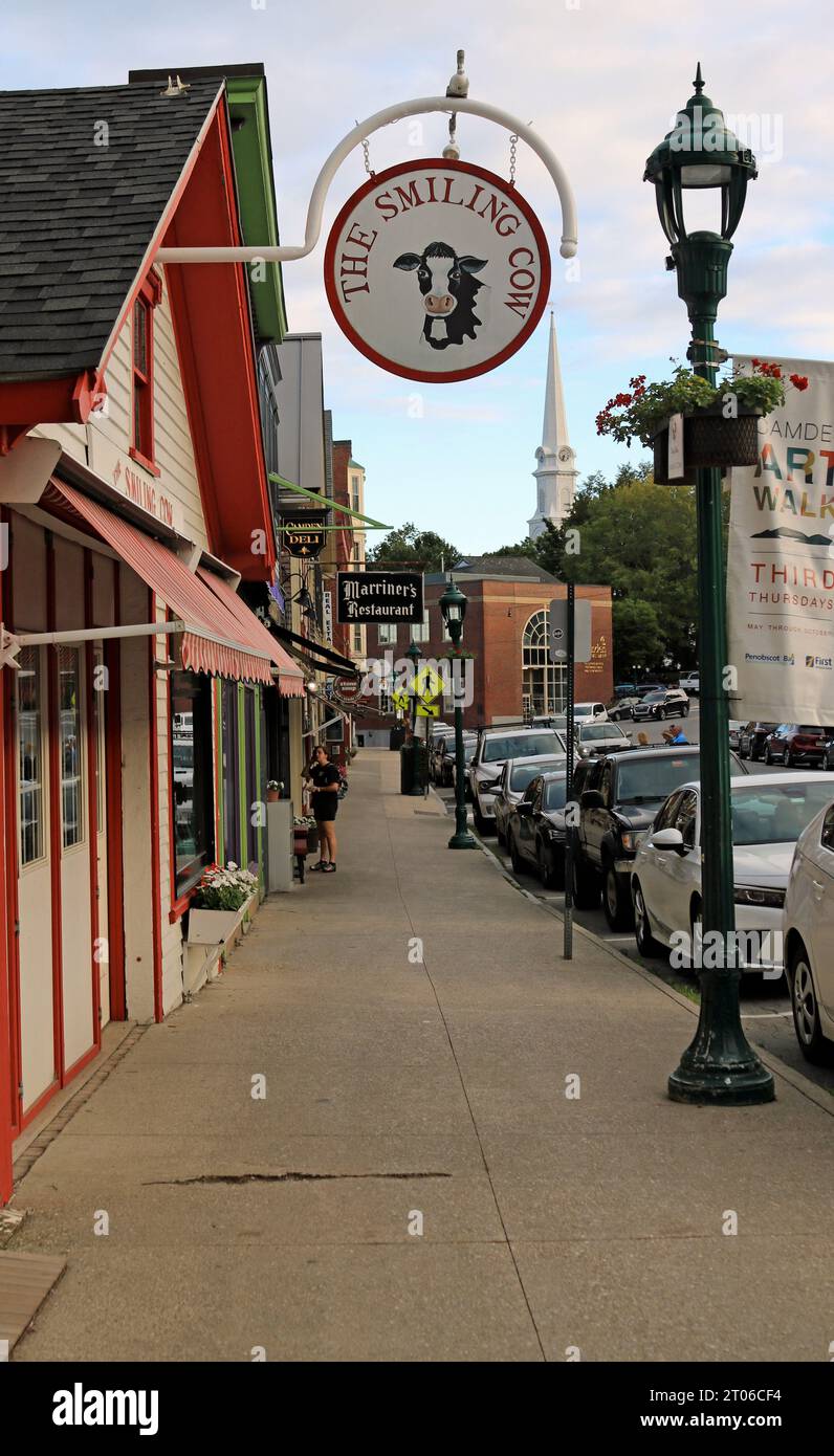 Blick auf die Geschäfte der Main Street, Camden, Maine Stockfoto