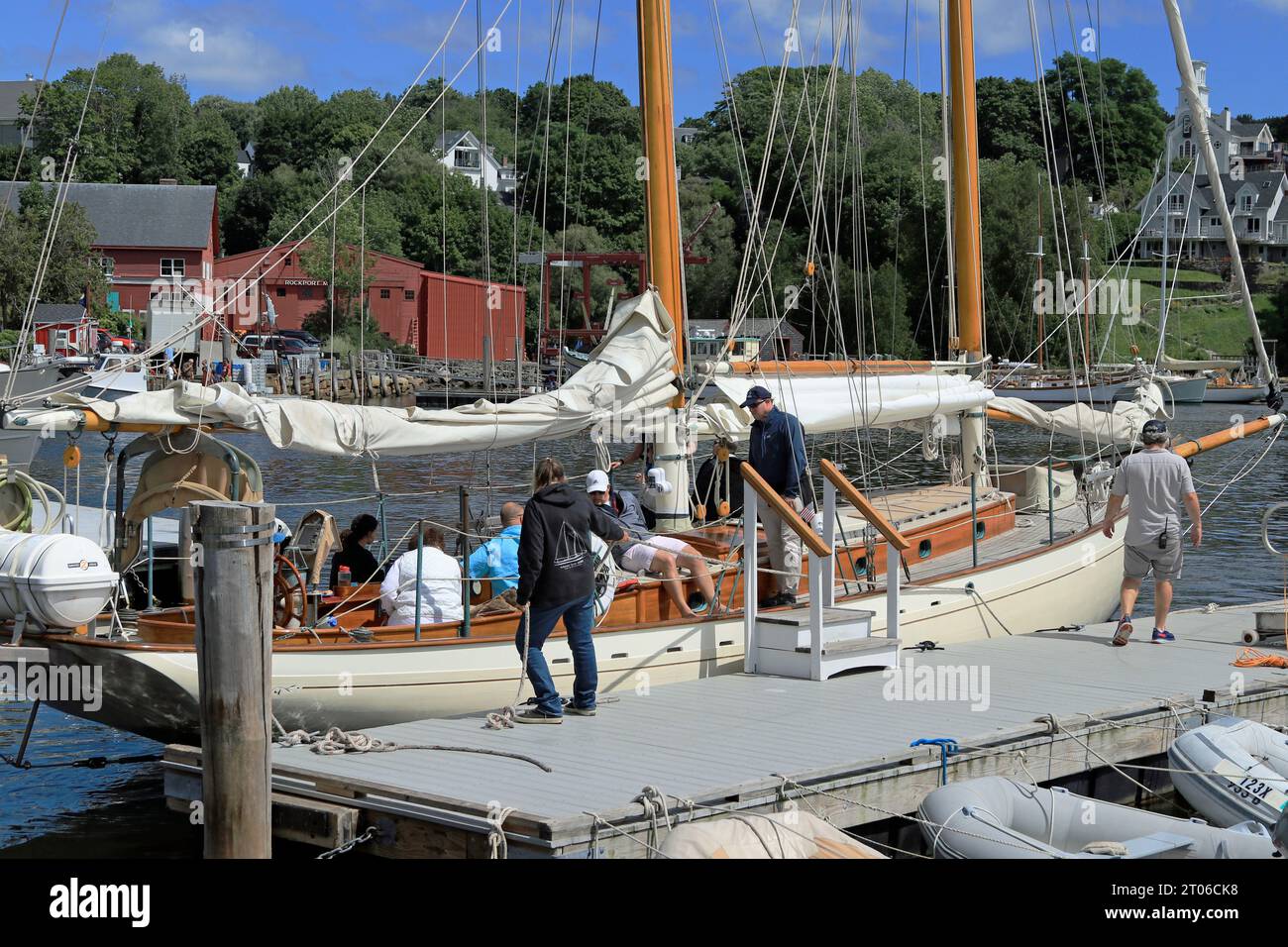 Der Schooner Heron kehrt nach einem Segelabenteuer im Sommer zum Hafen in Rockport, Maine, zurück Stockfoto