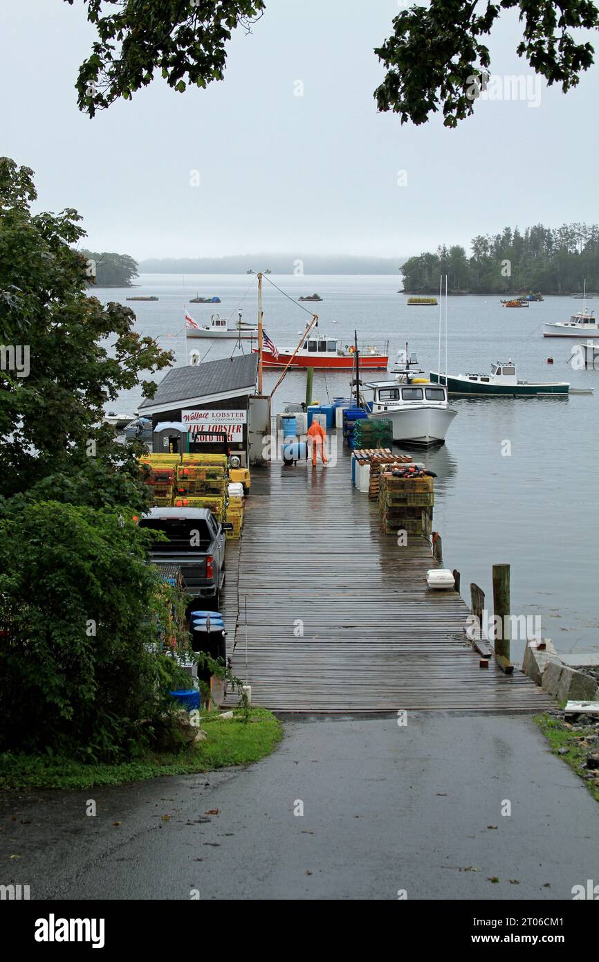Das malerische Fischerdorf Friendship, Maine, an einem regnerischen und nebeligen Sommertag Stockfoto
