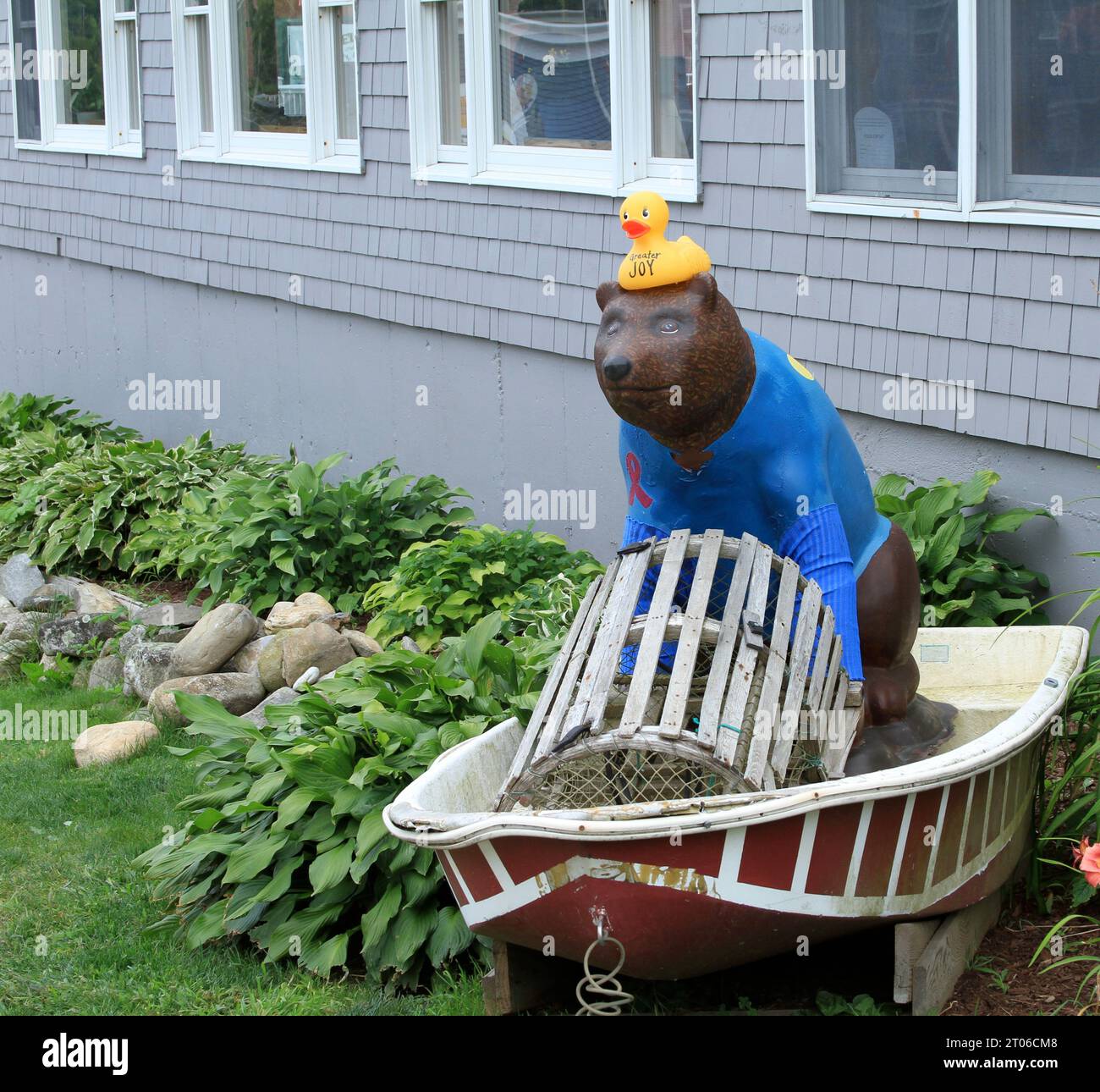 Eine skurrile Statue eines Bären in einem Ruderboot mit einer Hummerfalle, Belfast, Maine Stockfoto