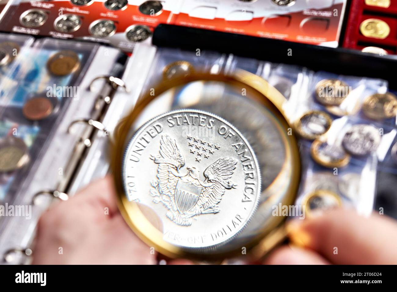 Amerikanische Silbermünzen. Numismatik. Geld mit Lupe Stockfoto
