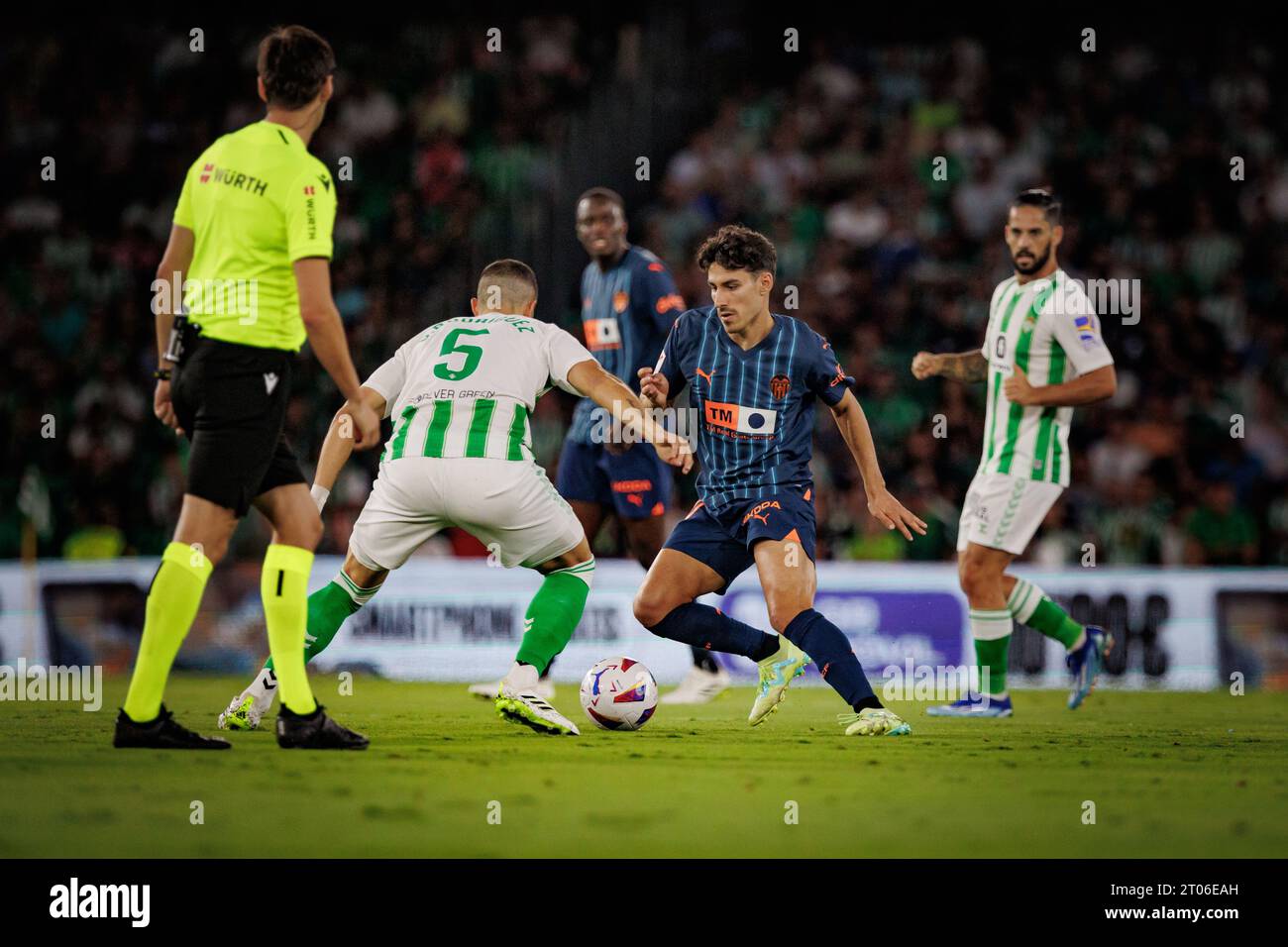 Guido Rodriguez, Andre Almeida während des Spiels der La Liga 23/24 zwischen Real Betis und Valencia CF im Estadio Benito Villamarin, Sevilla. (Maciej Rogowski) Stockfoto