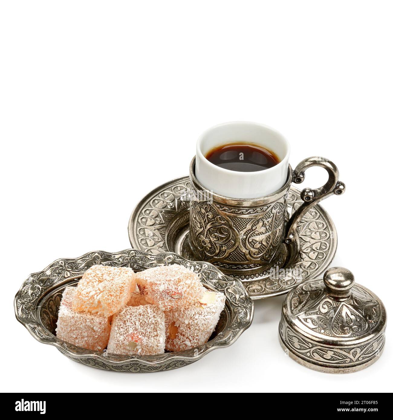 Tasse Kaffee und türkisches Vergnügen in einer Vase isoliert auf weißem Hintergrund. Freier Platz für Text. Stockfoto