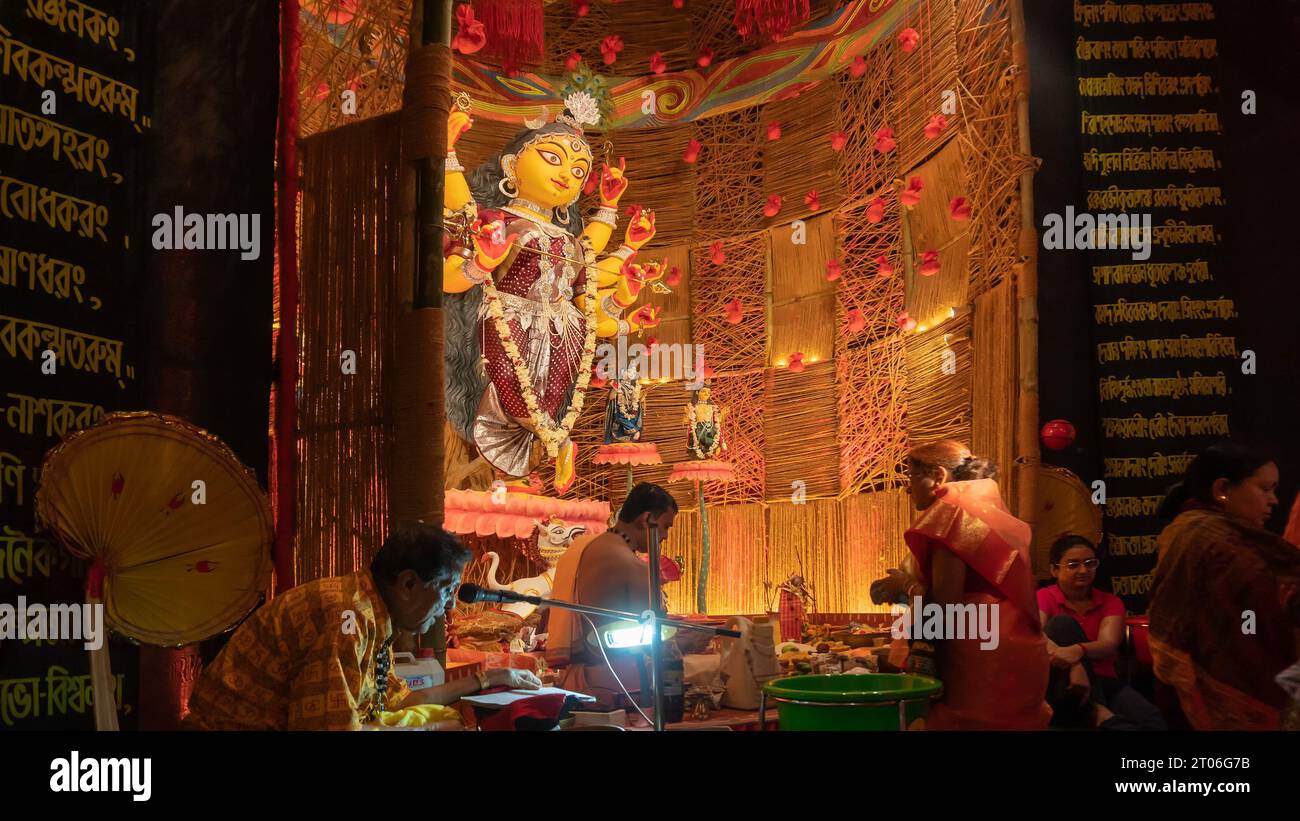 Howrah, Westbengalen, Indien - 3. Oktober 2022 : Hindu Purohit verehrt Göttin Durga mit Puja-Zutaten im Durga Puja Pandal. Stockfoto