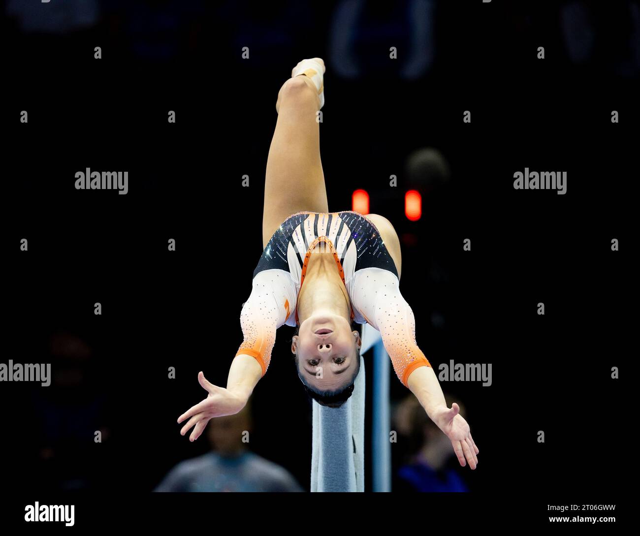 ANTWERPEN - Turnerin Eythora thorsdottir im Team-Finale bei der Weltmeisterschaft im Kunstturnen im Sportpaleis Antwerpen. ANP IRIS VAN DEN BROEK Stockfoto