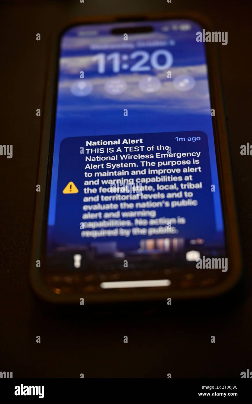 Las Vegas, Nevada, USA. Oktober 2023. Ein Mobiltelefon zeigt eine Notrufmeldung an, nachdem die Bundesbehörde für Notfallmanagement am 4. Oktober 2023 einen Test abgesandt hat. Seit 2015 ist die FEMA gesetzlich dazu verpflichtet, mindestens alle drei Jahre Tests des integrierten Warnsystems durchzuführen. Der letzte nationale Test wurde 2021 durchgeführt. (Kreditbild: © David Becker/ZUMA Press Wire) NUR REDAKTIONELLE VERWENDUNG! Nicht für kommerzielle ZWECKE! Stockfoto