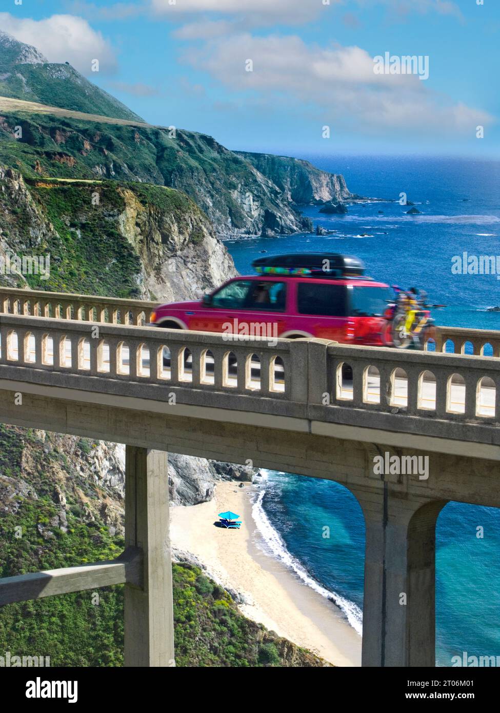 CALIFORNIA CAR DRIVING HOLIDAY SUV 4x4 Fahrzeug überquert Bixby Bridge Big Sur auf Familienurlaub an der Küste von Kalifornien Amerika USA Stockfoto
